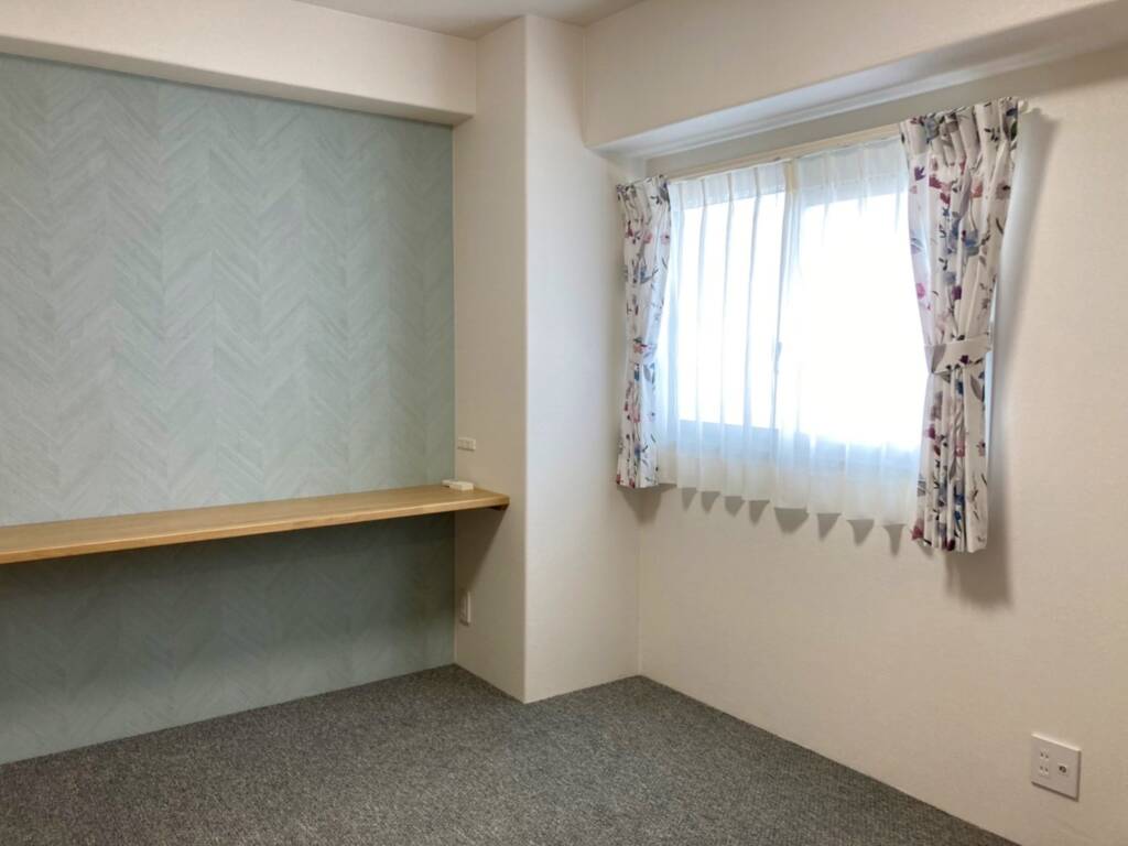 壁面にカウンターを設置した洋室の画像
