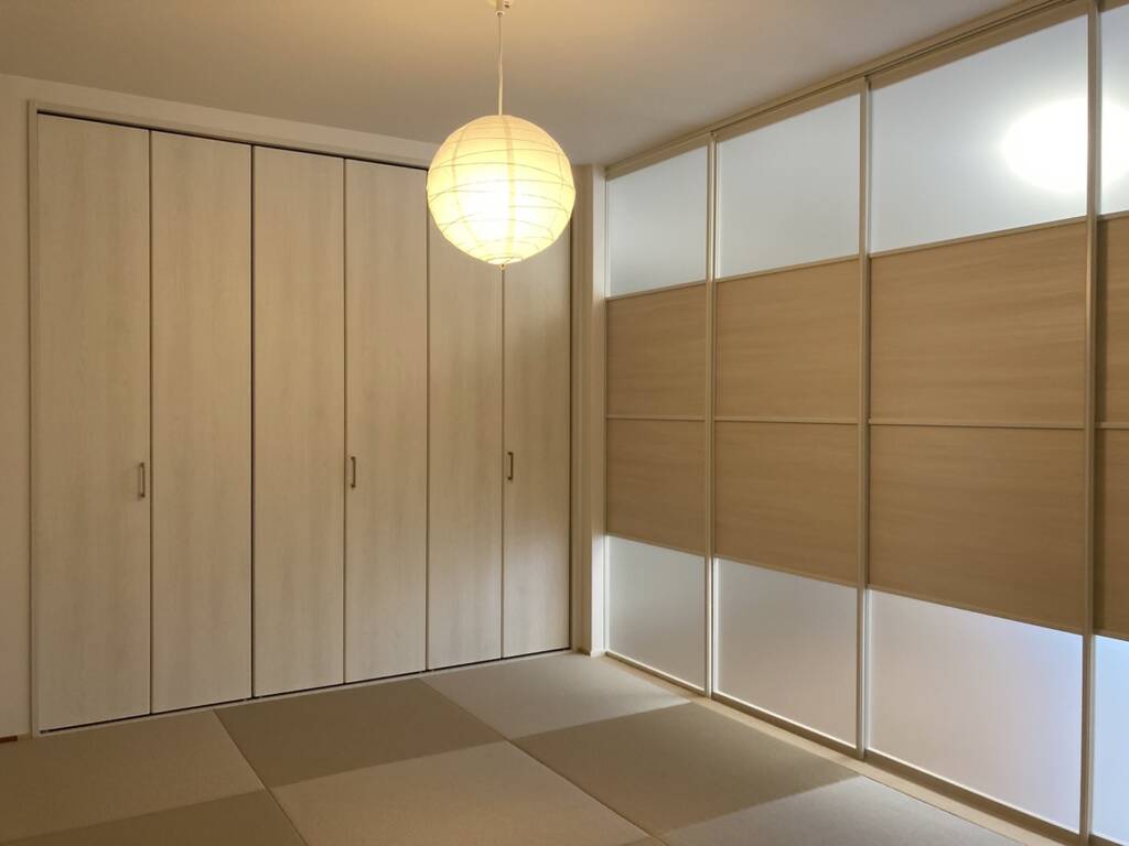 和室に可動式の間仕切りを付けた画像
