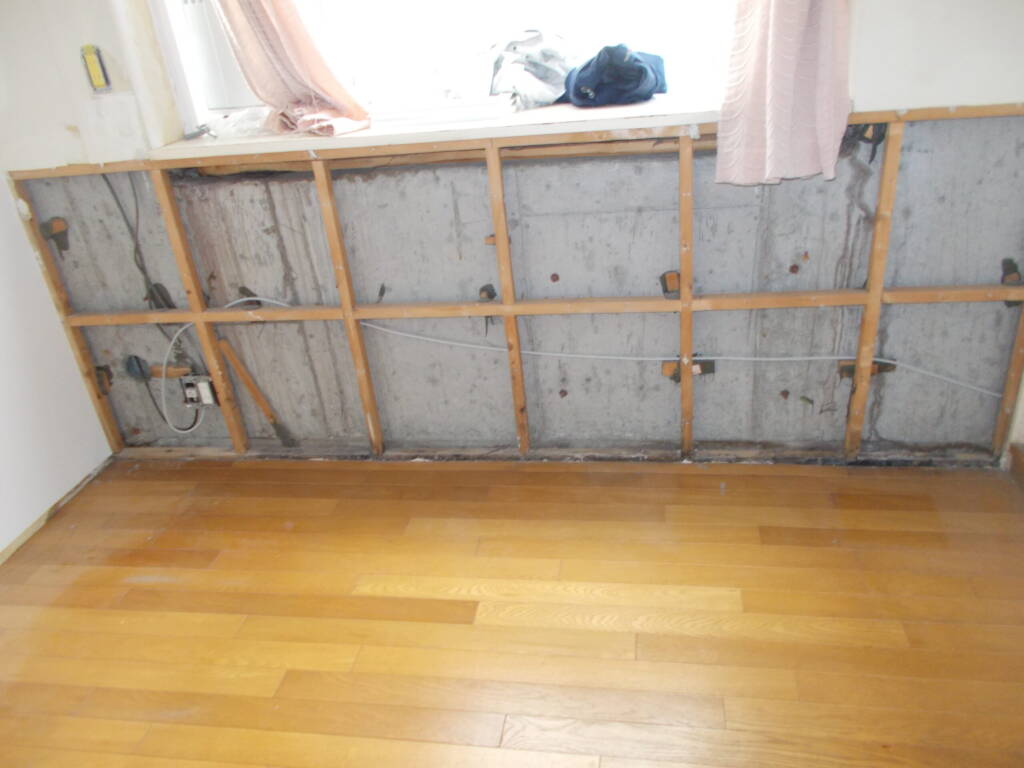 リフォーム時の壁ボード撤去で下地と躯体が現れたマンション居室の壁