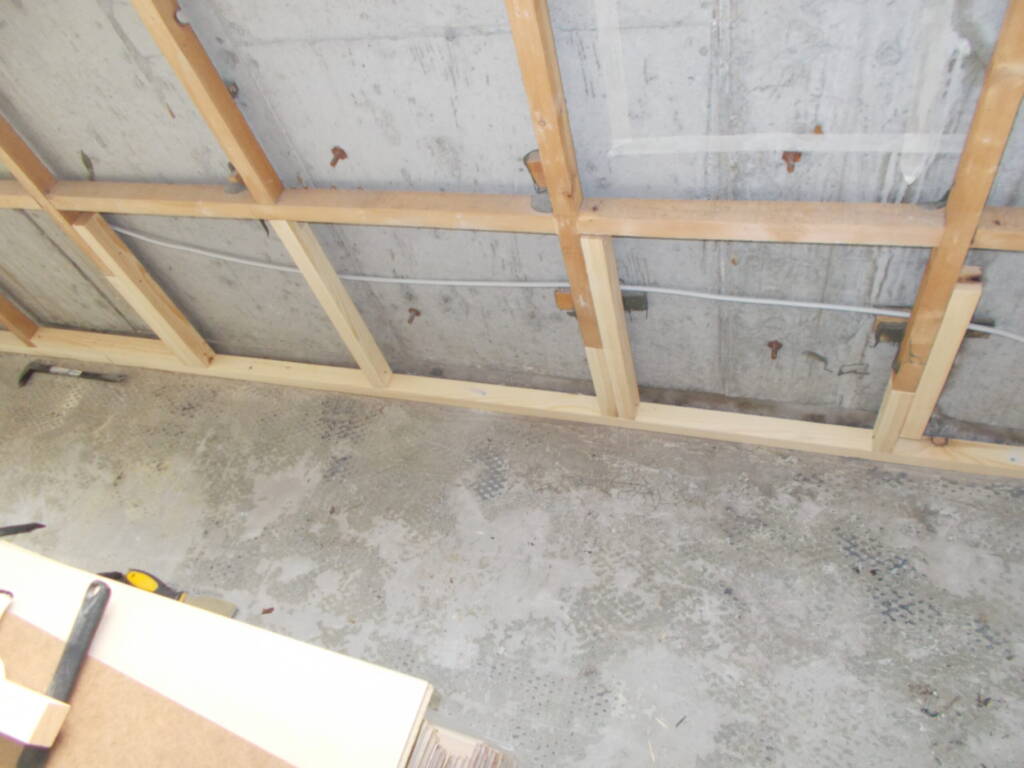 リフォーム時に新しい木下地を組み直したマンション居室の壁